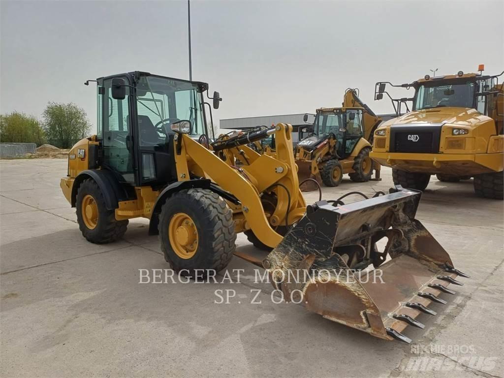 CAT 906M Gumikerekes homlokrakodók