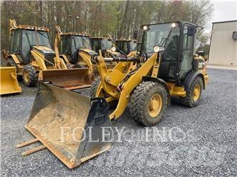 CAT 906M Gumikerekes homlokrakodók