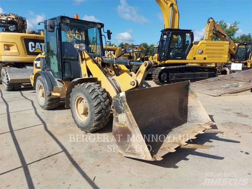CAT 906M Gumikerekes homlokrakodók