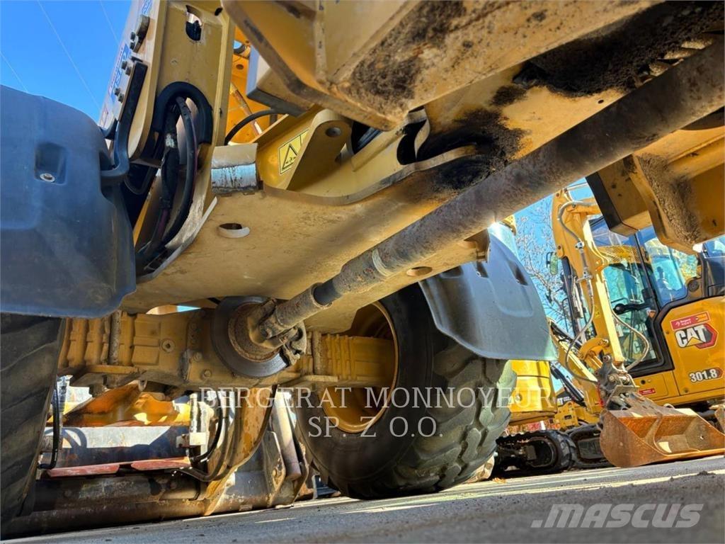 CAT 906M Gumikerekes homlokrakodók