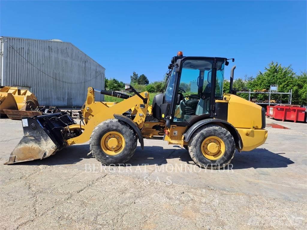 CAT 906M Gumikerekes homlokrakodók