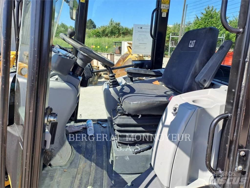 CAT 906M Gumikerekes homlokrakodók