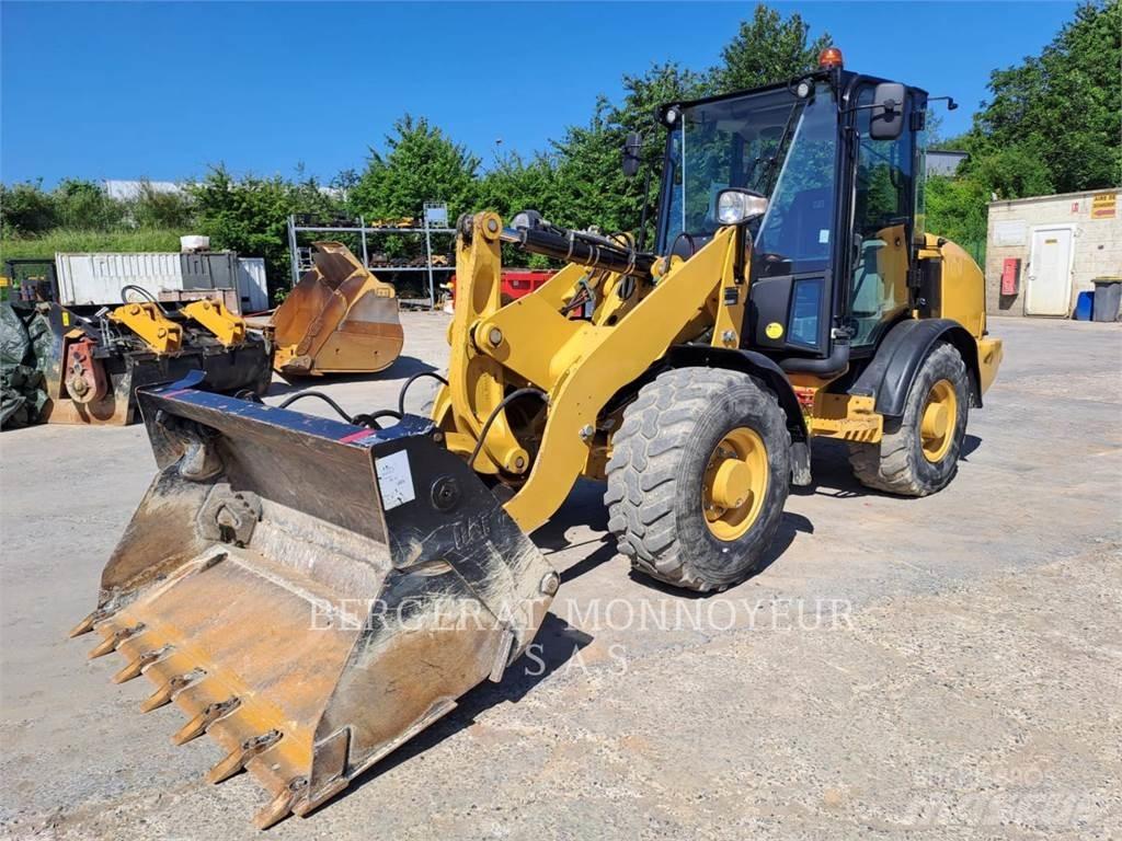 CAT 906M Gumikerekes homlokrakodók