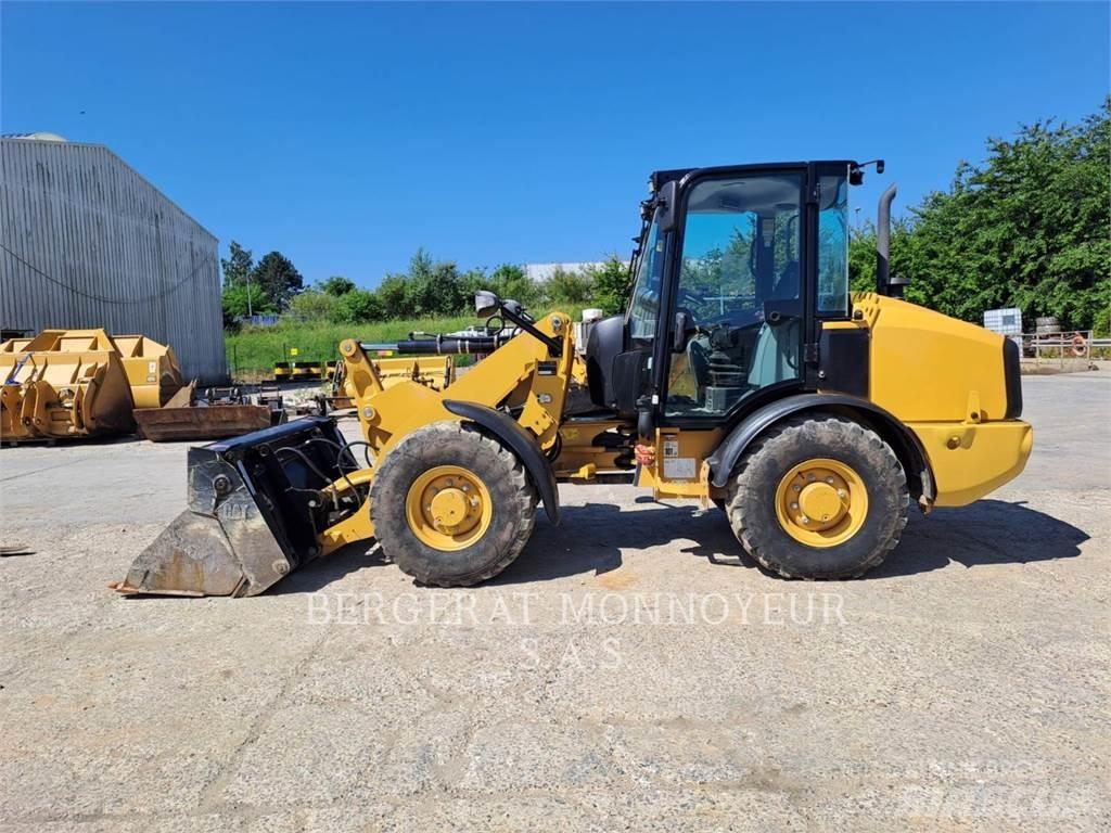 CAT 906M Gumikerekes homlokrakodók