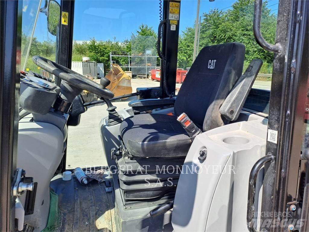 CAT 906M Gumikerekes homlokrakodók