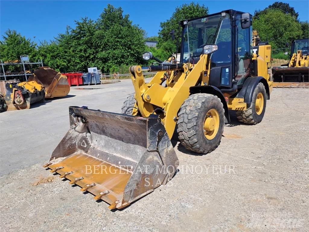 CAT 906M Gumikerekes homlokrakodók