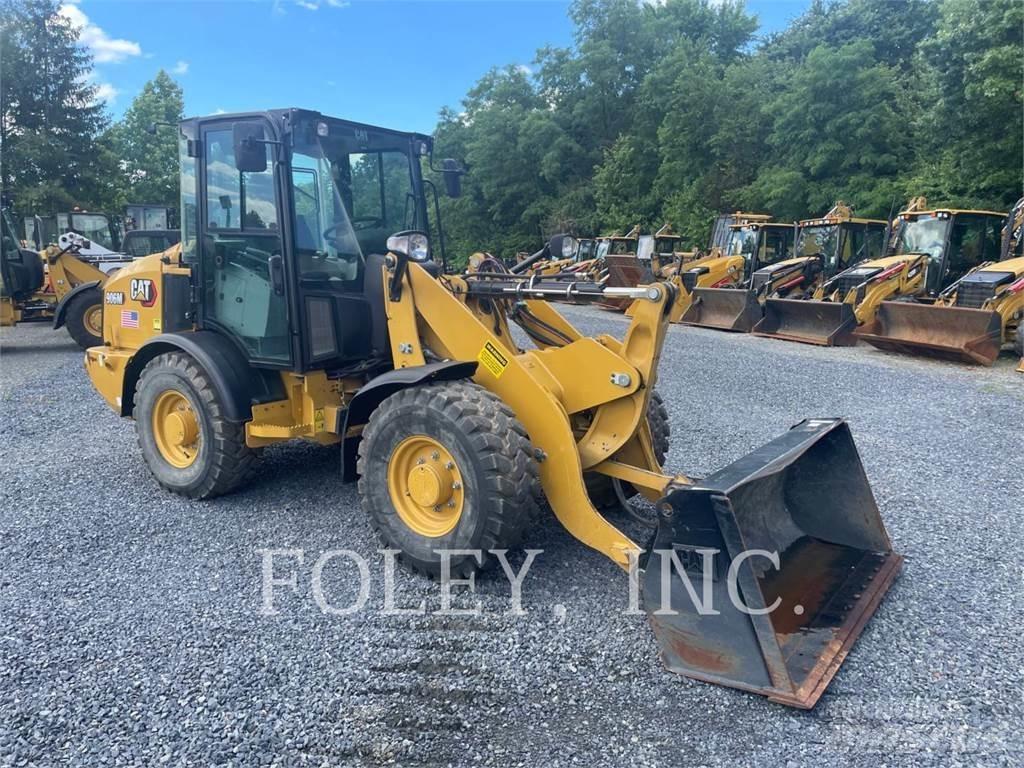 CAT 906M Gumikerekes homlokrakodók