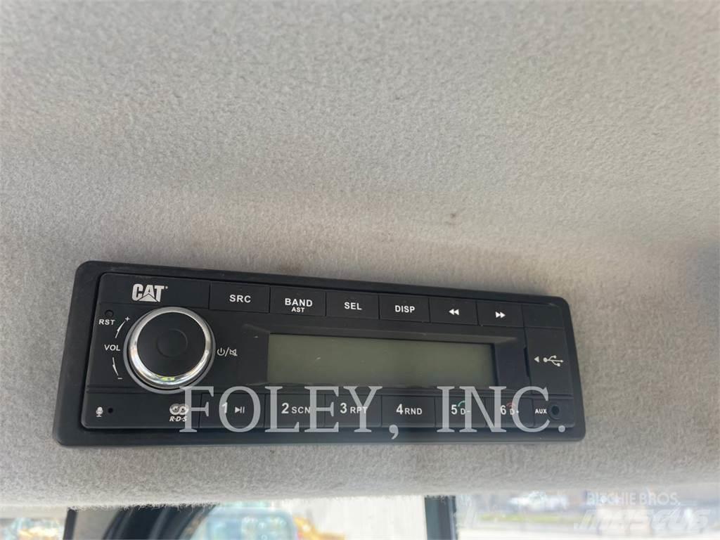 CAT 906M Gumikerekes homlokrakodók