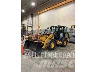 CAT 906M Gumikerekes homlokrakodók