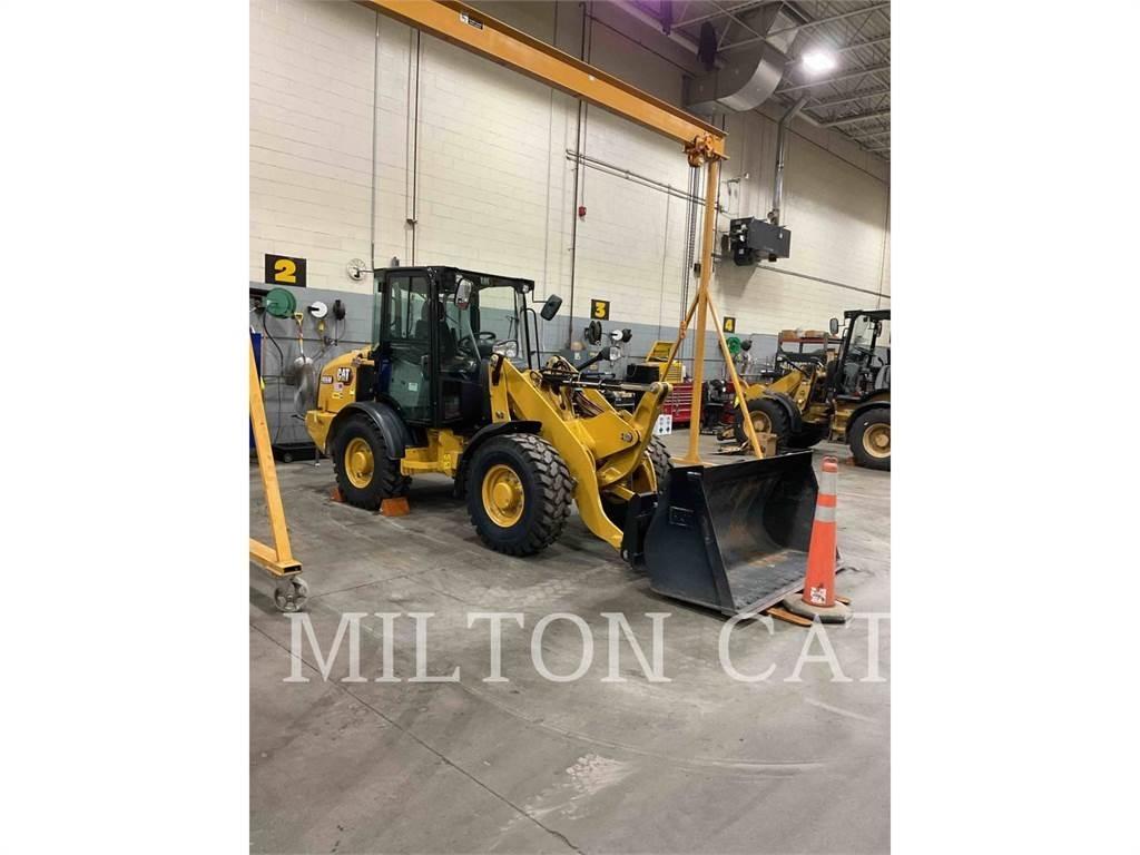 CAT 906M Gumikerekes homlokrakodók
