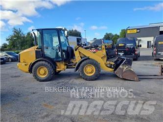 CAT 906M Gumikerekes homlokrakodók