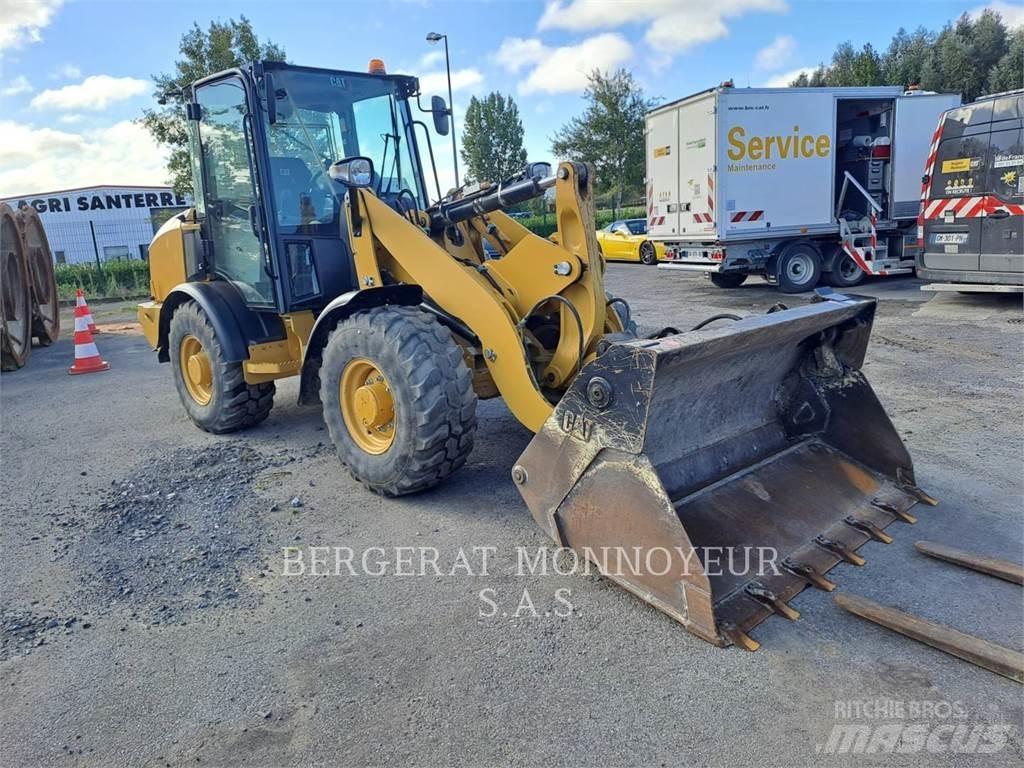 CAT 906M Gumikerekes homlokrakodók