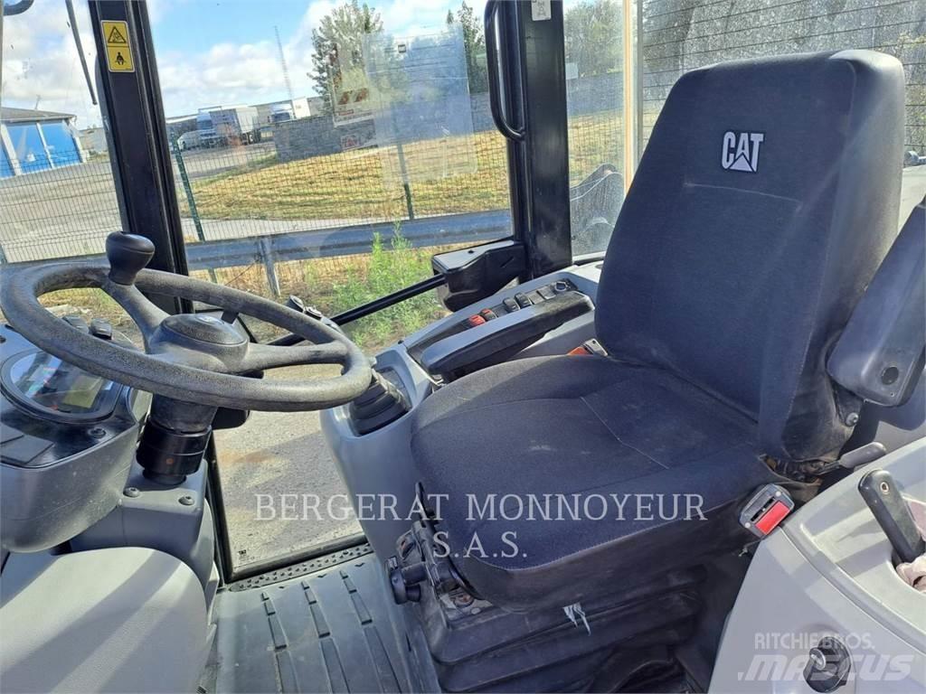 CAT 906M Gumikerekes homlokrakodók