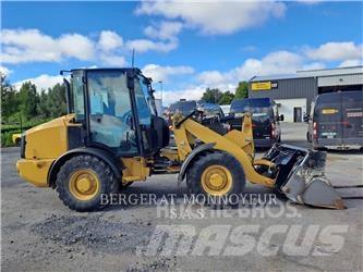 CAT 906M Gumikerekes homlokrakodók