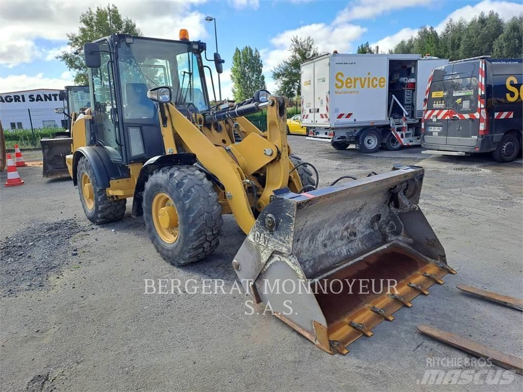 CAT 906M Gumikerekes homlokrakodók