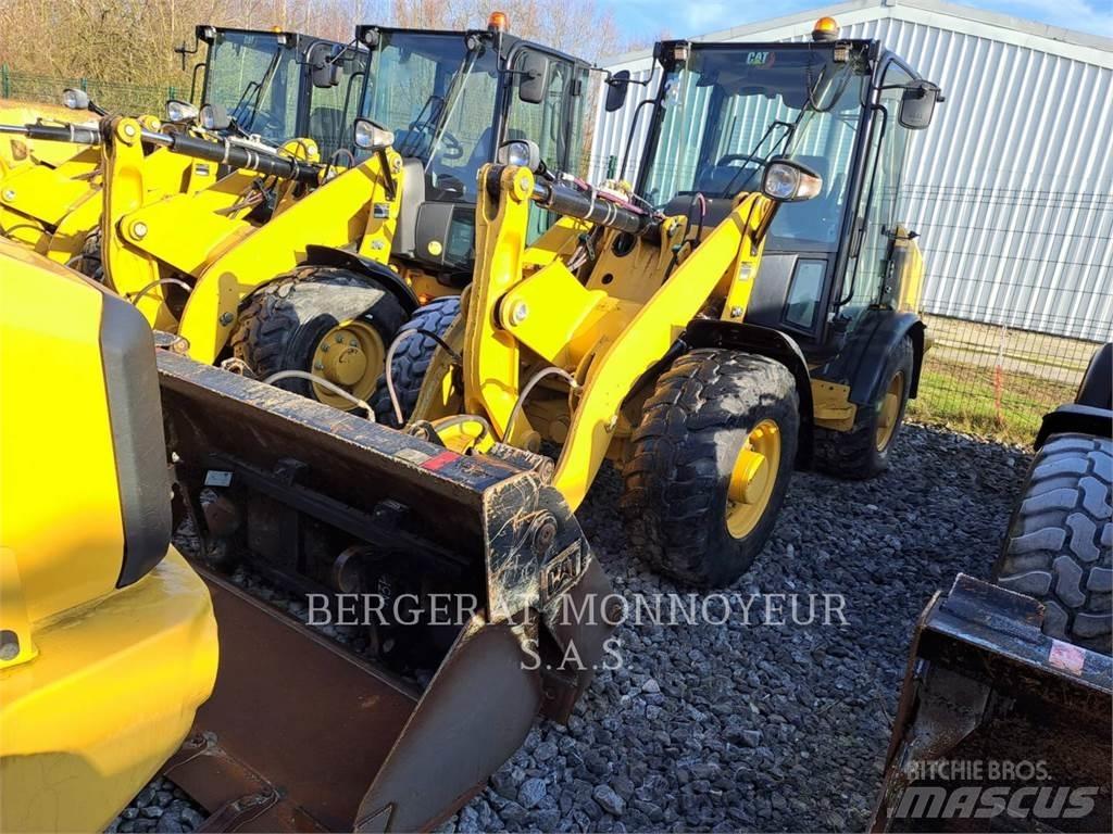 CAT 906M Gumikerekes homlokrakodók