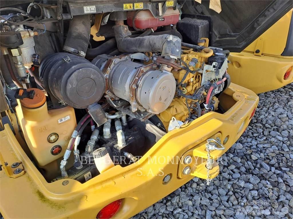 CAT 906M Gumikerekes homlokrakodók