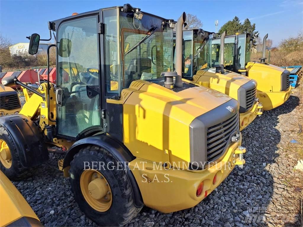 CAT 906M Gumikerekes homlokrakodók