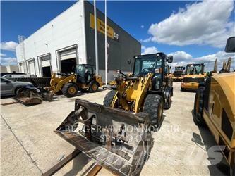 CAT 906M Gumikerekes homlokrakodók