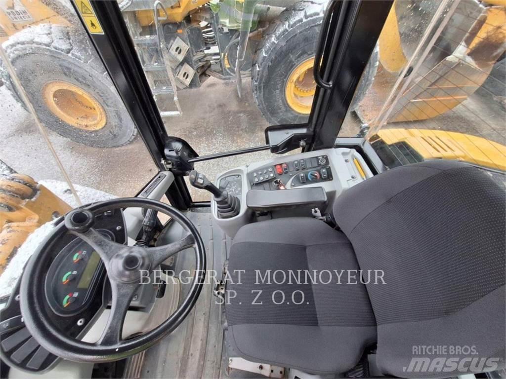 CAT 906M Gumikerekes homlokrakodók