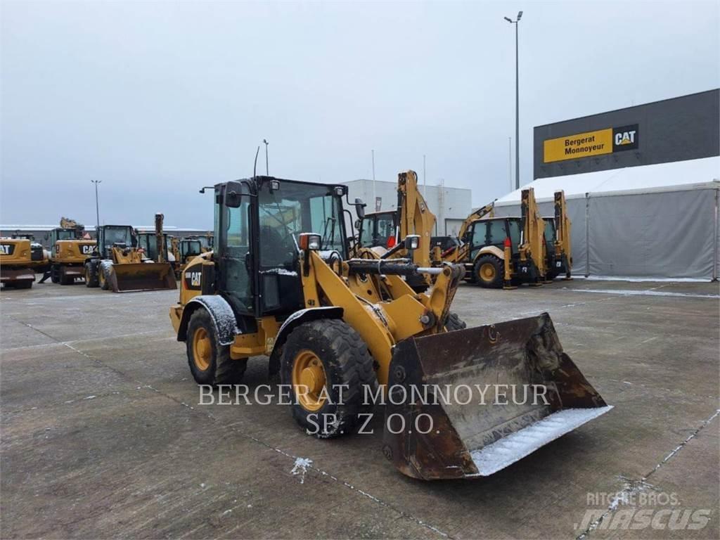 CAT 906M Gumikerekes homlokrakodók