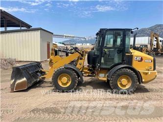 CAT 906M Gumikerekes homlokrakodók