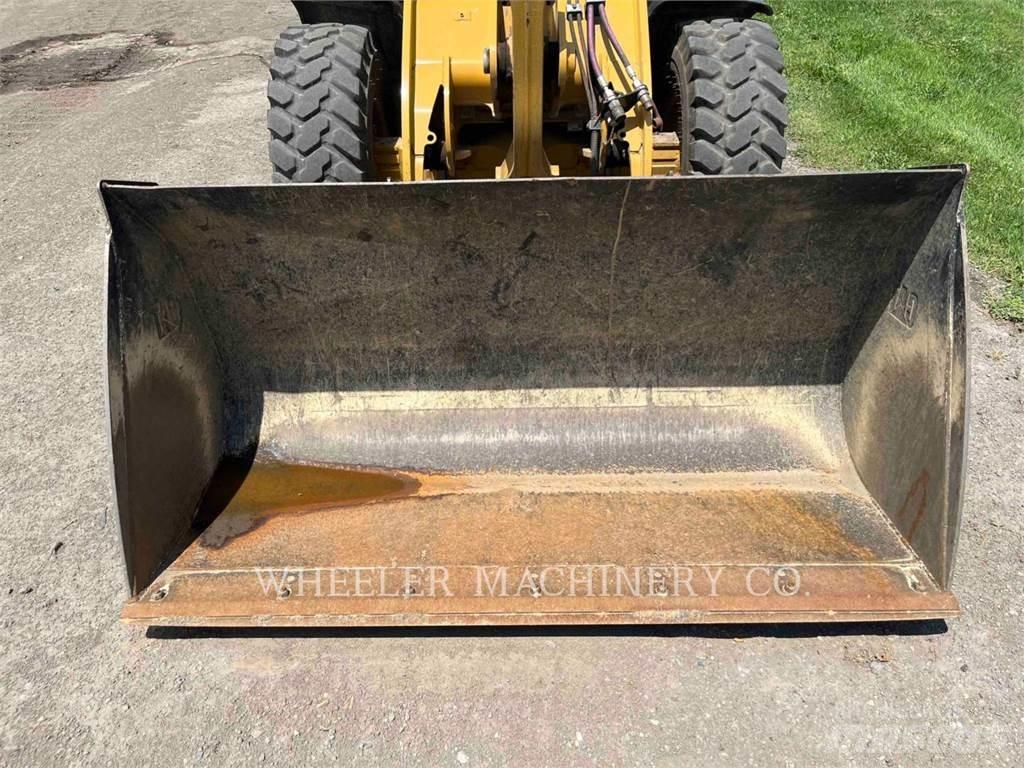 CAT 906M Gumikerekes homlokrakodók