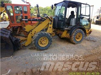 CAT 906M Gumikerekes homlokrakodók