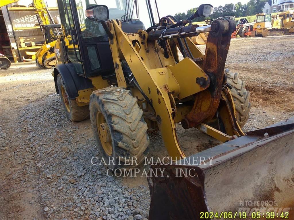 CAT 906M Gumikerekes homlokrakodók