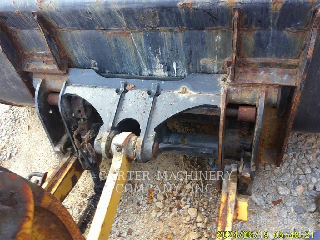 CAT 906M Gumikerekes homlokrakodók