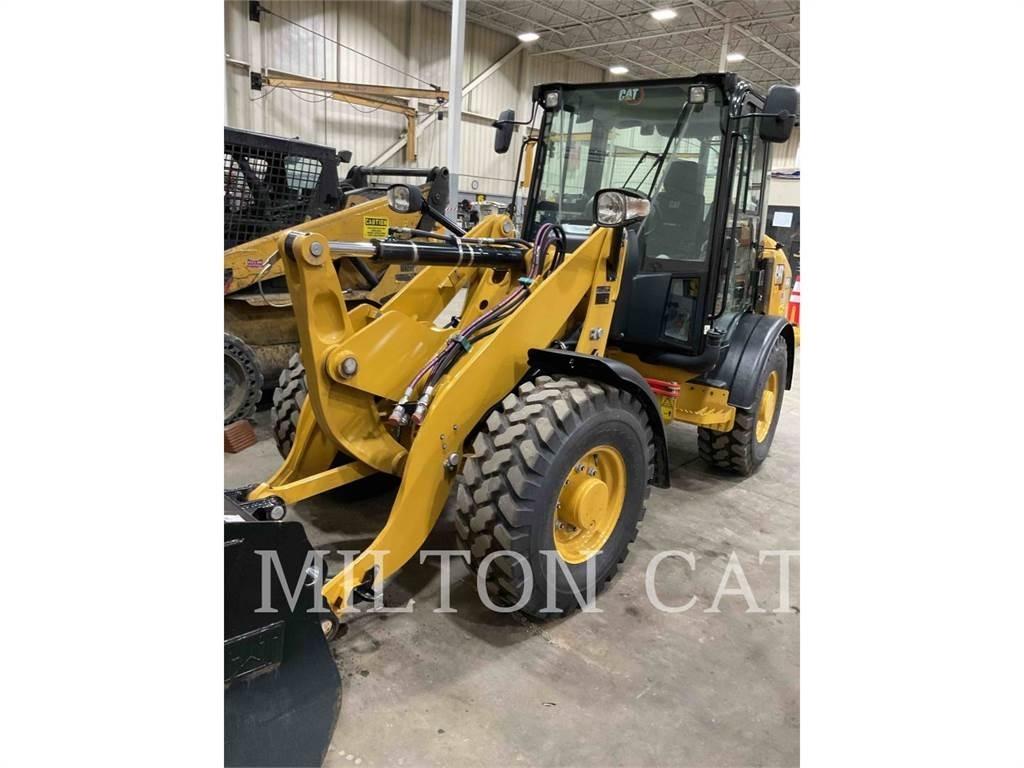 CAT 906M Gumikerekes homlokrakodók