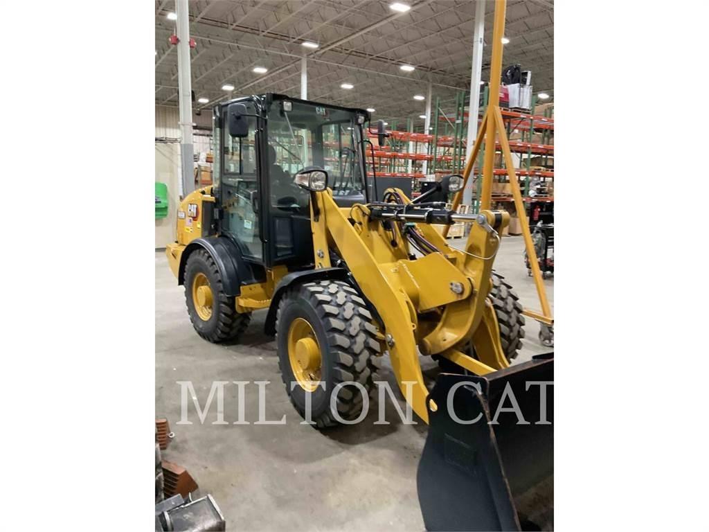 CAT 906M Gumikerekes homlokrakodók