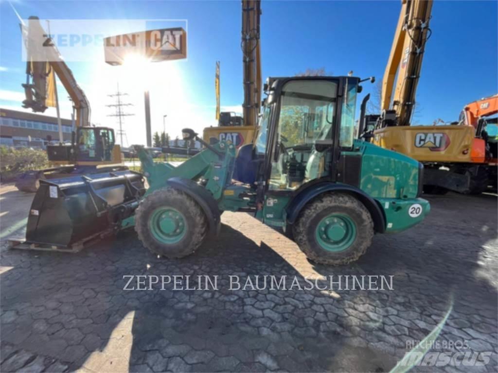 CAT 906M Gumikerekes homlokrakodók