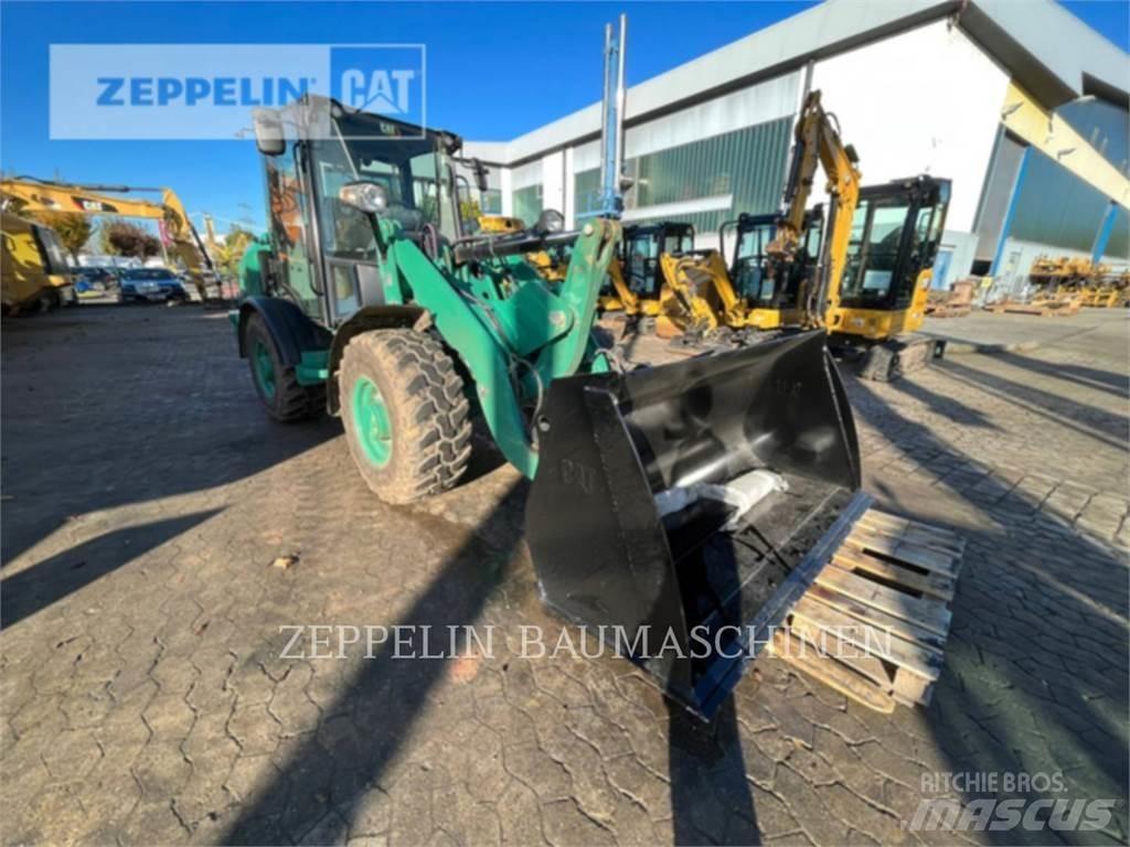 CAT 906M Gumikerekes homlokrakodók
