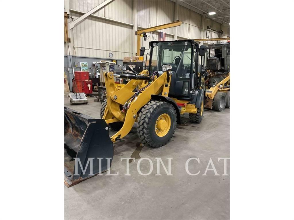 CAT 906M Gumikerekes homlokrakodók