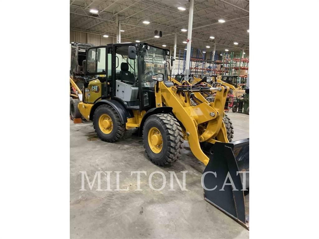 CAT 906M Gumikerekes homlokrakodók