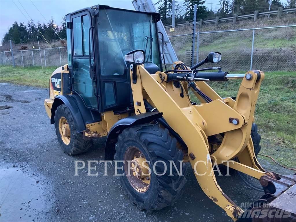 CAT 906M Gumikerekes homlokrakodók
