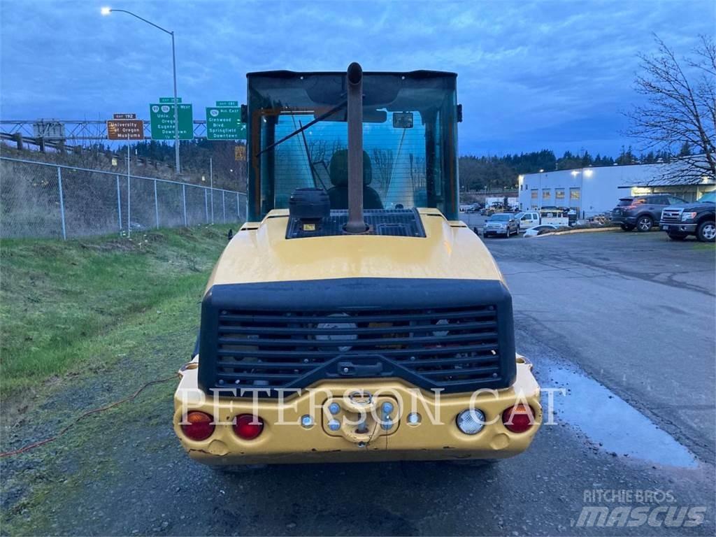 CAT 906M Gumikerekes homlokrakodók