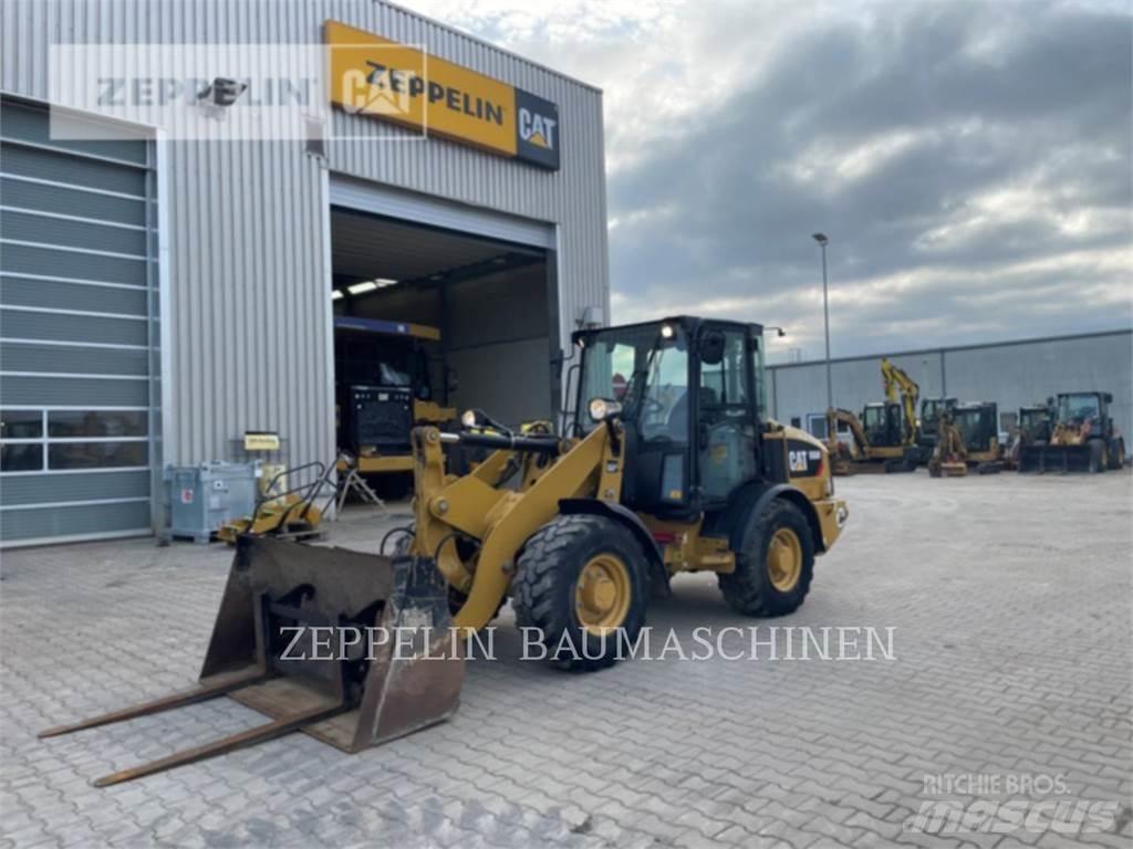 CAT 906M Gumikerekes homlokrakodók