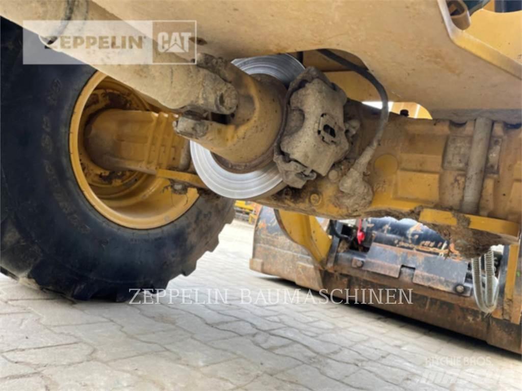 CAT 906M Gumikerekes homlokrakodók