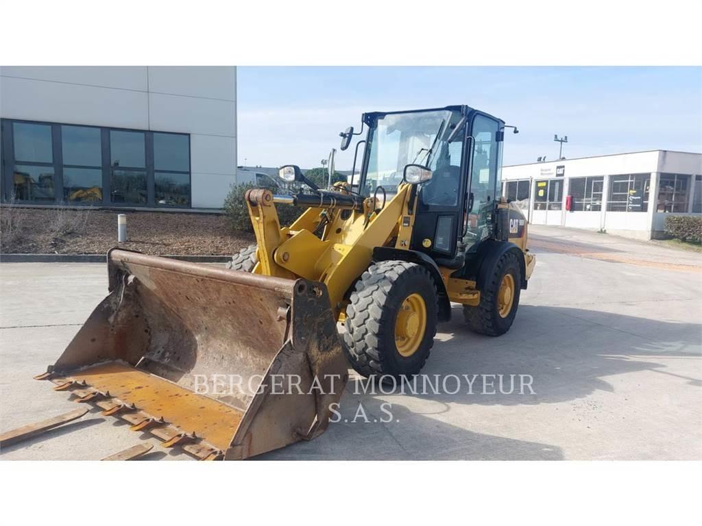 CAT 906M Gumikerekes homlokrakodók
