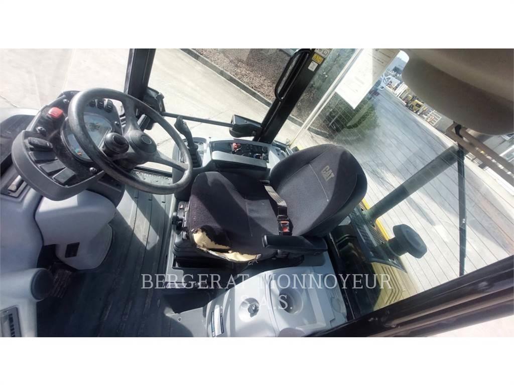 CAT 906M Gumikerekes homlokrakodók