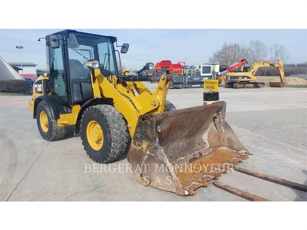 CAT 906M Gumikerekes homlokrakodók