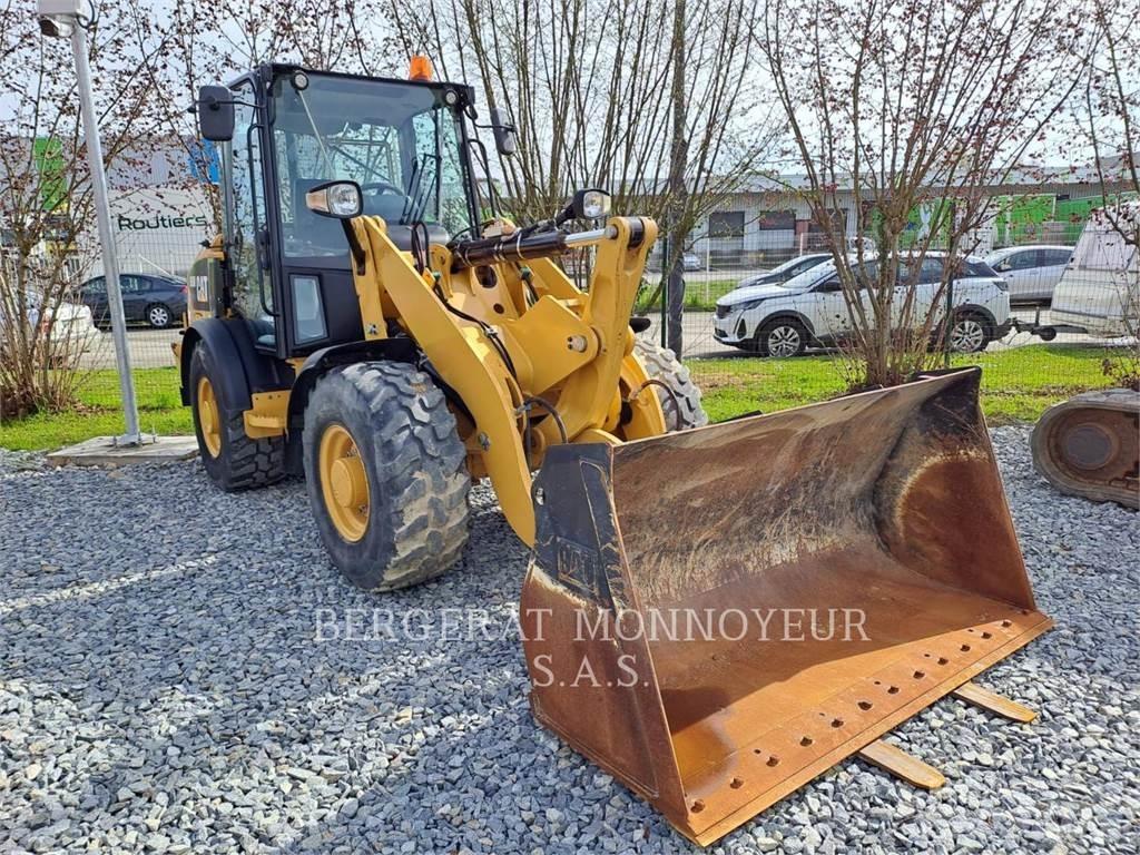 CAT 906M Gumikerekes homlokrakodók