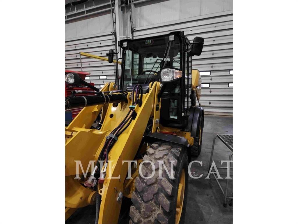 CAT 906M Gumikerekes homlokrakodók