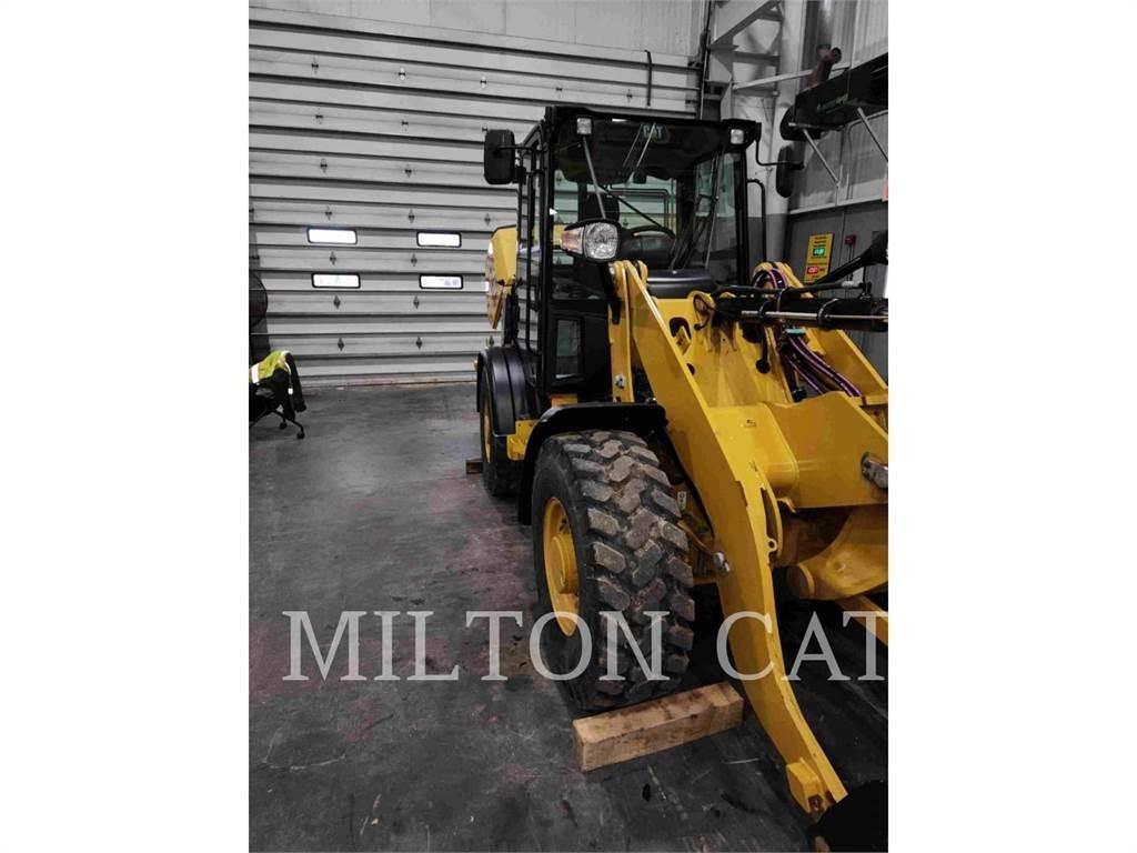 CAT 906M Gumikerekes homlokrakodók