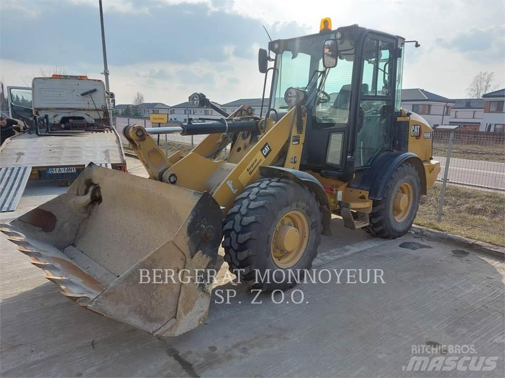 CAT 906M Gumikerekes homlokrakodók