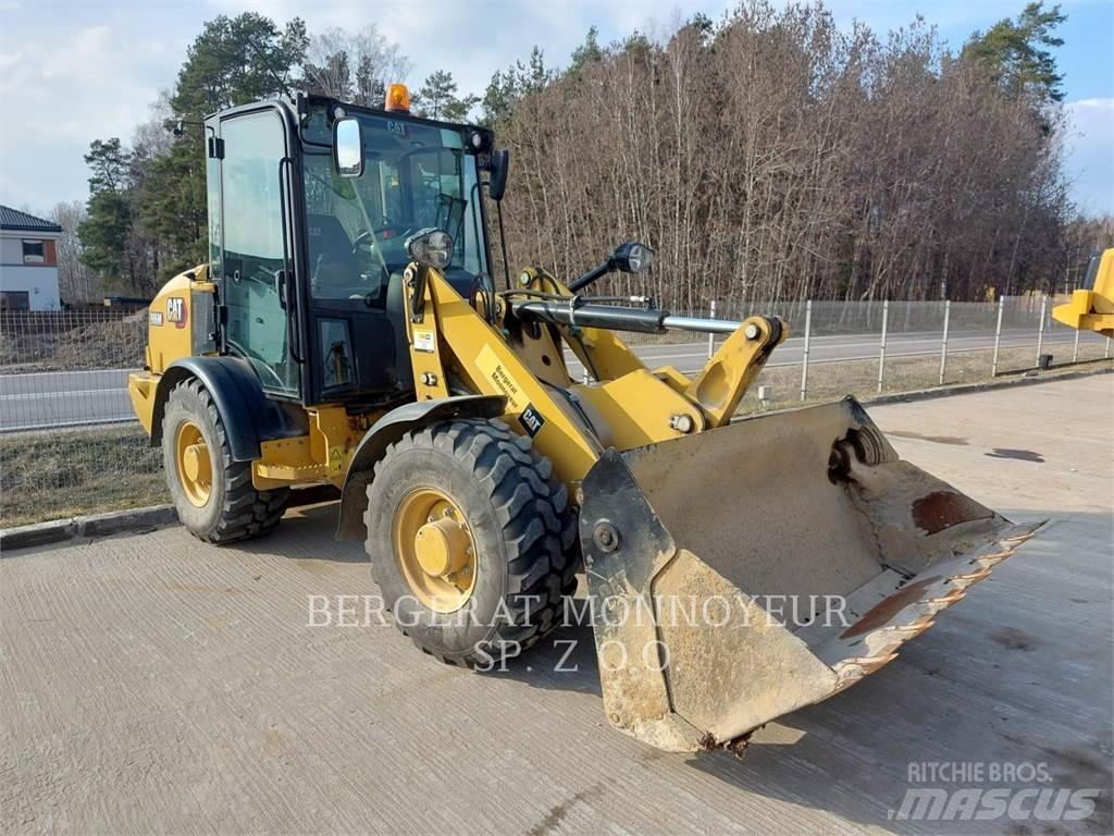 CAT 906M Gumikerekes homlokrakodók