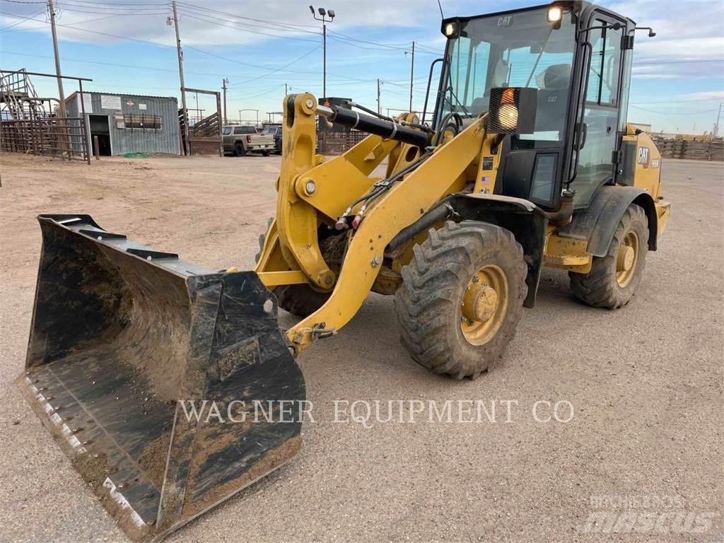CAT 906M Gumikerekes homlokrakodók