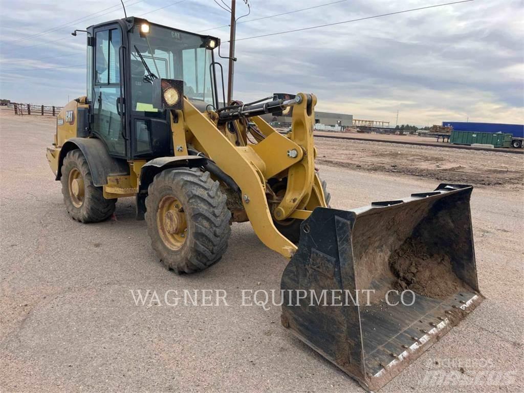 CAT 906M Gumikerekes homlokrakodók